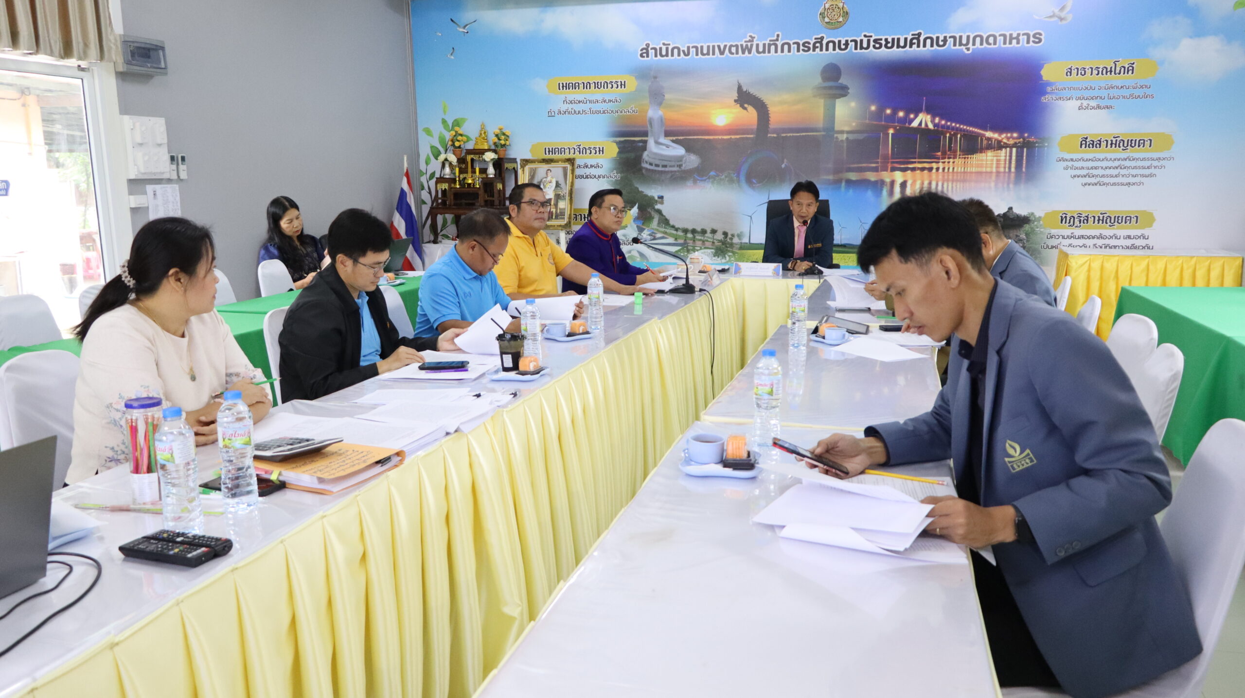 การประชุมคณะกรรมการผู้รับผิดชอบกำหนดรายละเอียดคุณลักษณะเฉพาะ รายการค่าเช่าใช้อุปกรณ์การเรียนการสอนสำหรับครูและนักเรียน ภายใต้โครงการส่งเสริมการเรียนรู้ขั้นพื้นฐาน ทุกที่ ทุกเวลา ประจำปีงบประมาณ พ.ศ. 2568