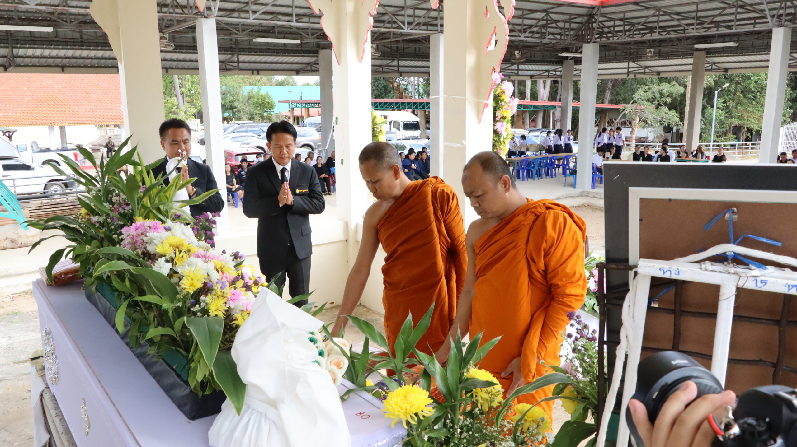 ผอ.สพม.มุกดาหาร ร่วมพิธีฌาปนกิจศพ คุณแม่อาภาวรรณ์ สมเพราะ มารดาของนางวิภาวี อินลี ครูโรงเรียนมุกดาวิทยานุกูล