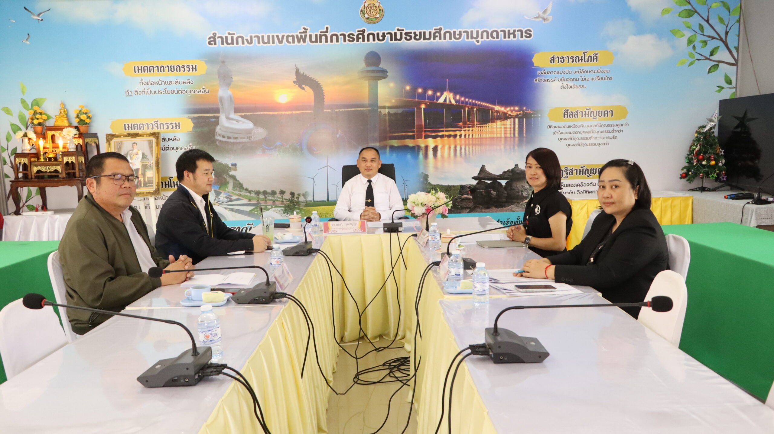 การประชุมคณะกรรมการแก้ไขปัญหาหนี้สินครูและบุคลากรทางการศึกษา ระดับสำนักงานเขตพื้นที่การศึกษา (สถานีแก้หนี้สินครู)