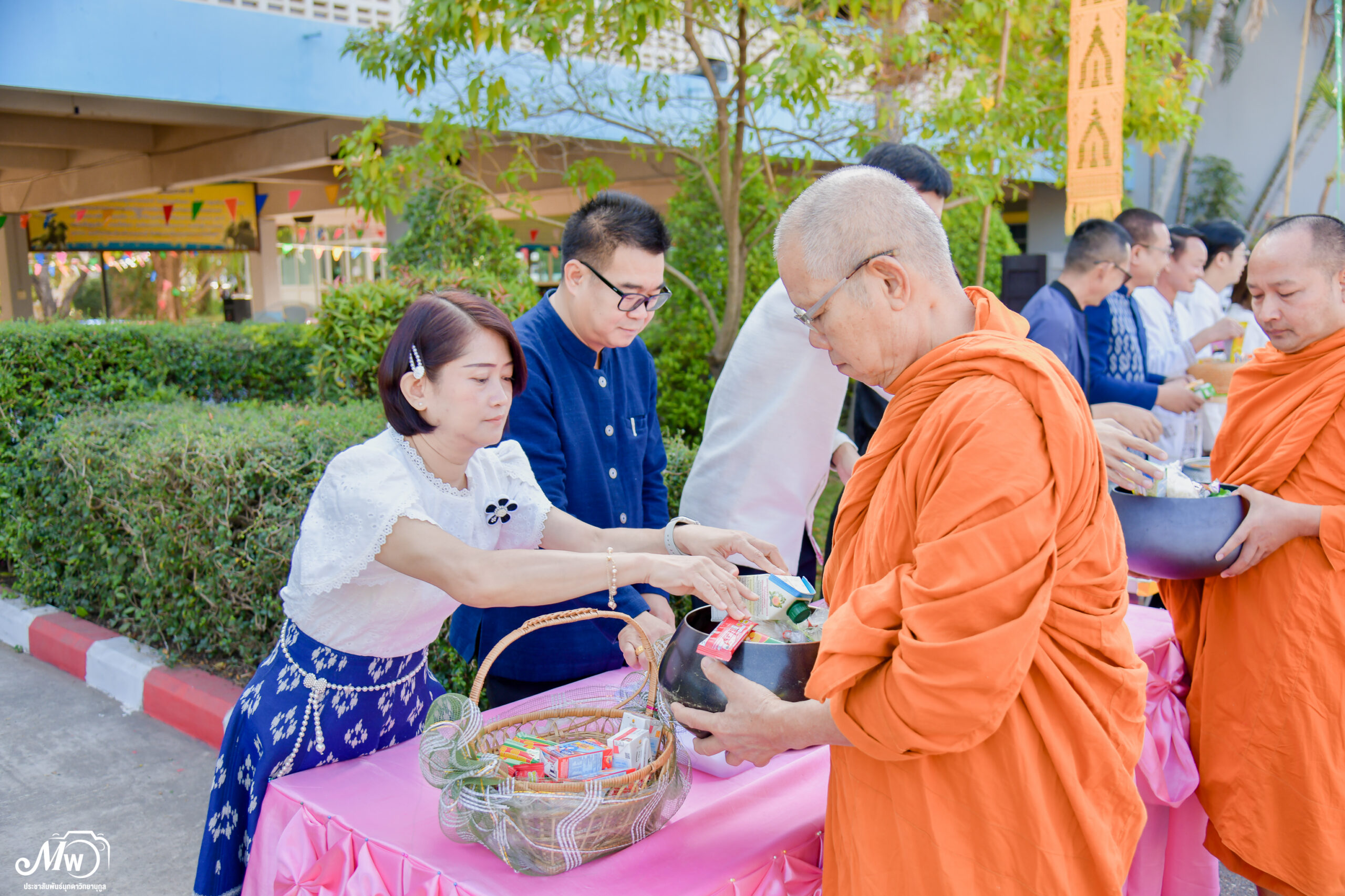 สพม.มุกดาหาร ร่วมทำบุญตักบาตร เนื่องในวันคล้ายวันสถาปนาโรงเรียนมุกดาวิทยานุกูล ครบรอบ 33 ปี