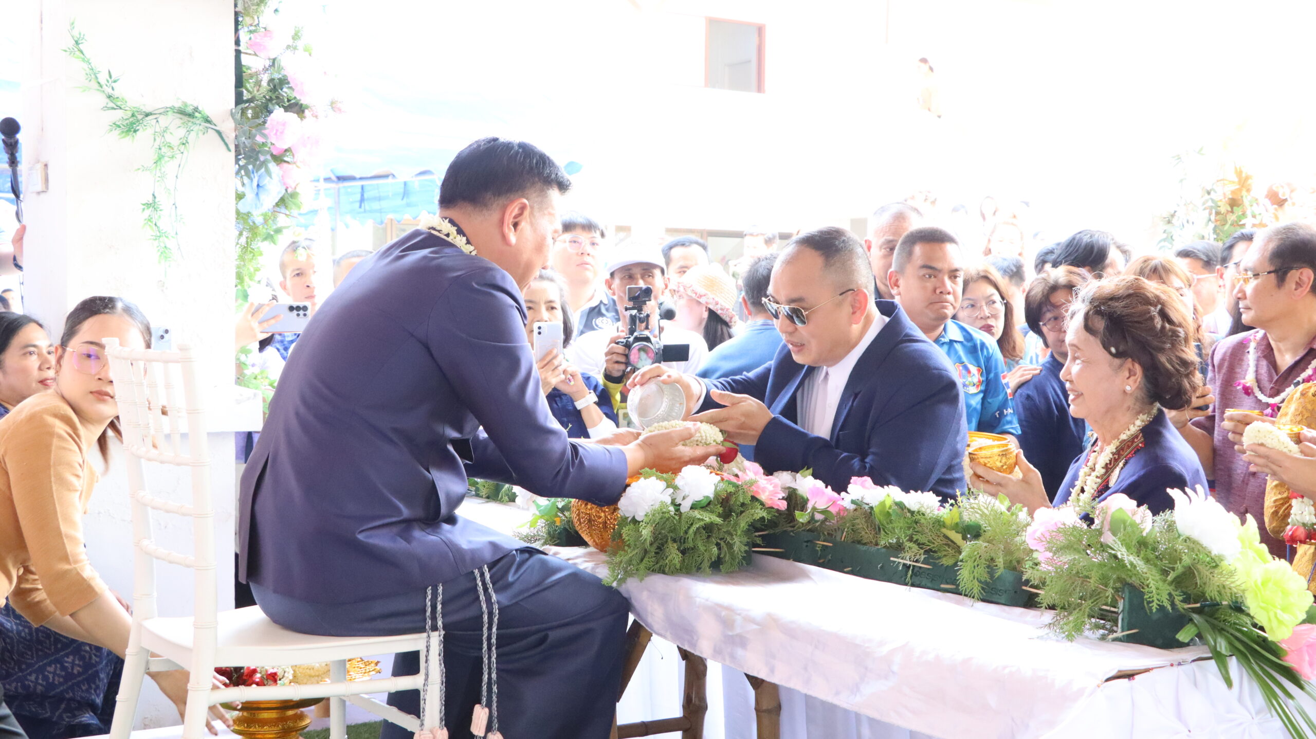 ผอ.สพม.มุกดาหาร นำคณะรดน้ำขอพรผู้ว่าฯ สืบสานประเพณีสงกรานต์ 2569