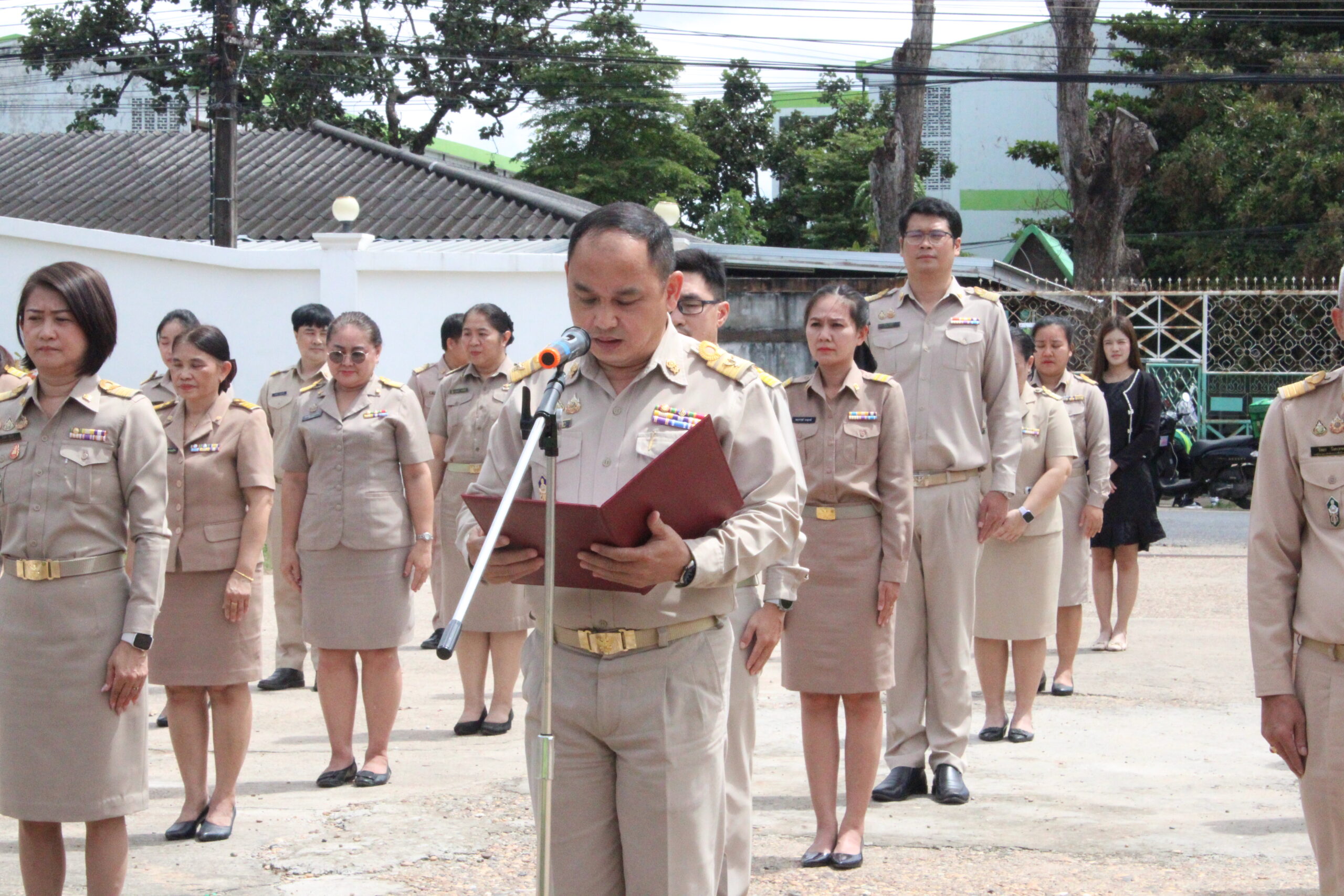 สพม.มุกดาหาร ร่วมเคารพธงชาติไทยและร้องเพลงชาติไทยพร้อมทำกิจกรรมเนื่องในวันพระราชทานธงชาติไทย (ThaiNational FlagDay)
