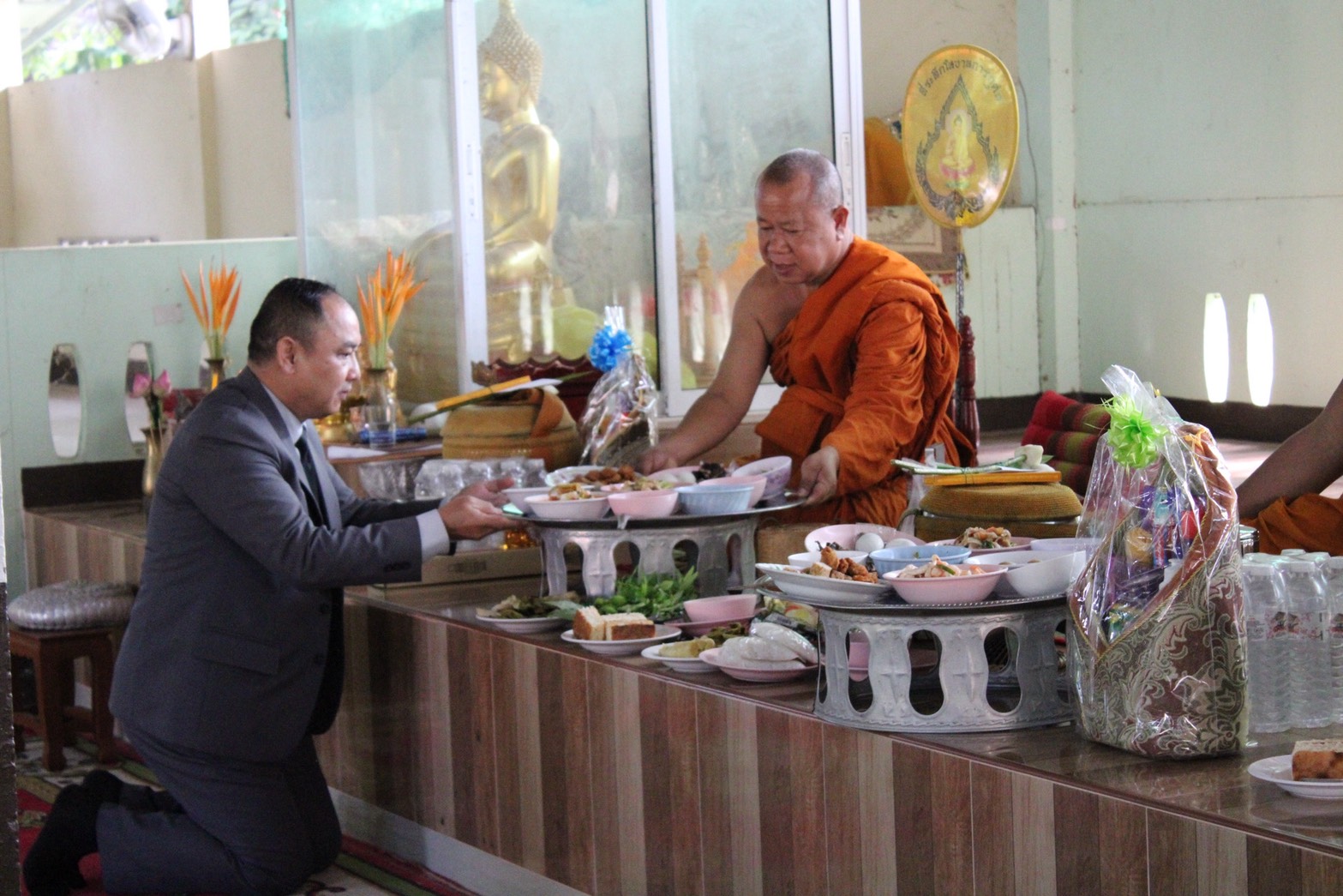 สพม.มุกดาหาร ร่วมกับผู้บริหารสถานศึกษาในสังกัด ร่วมทำบุญถวายภัตตาหารและสังฆทานเพื่อความเป็นศิริมงคล