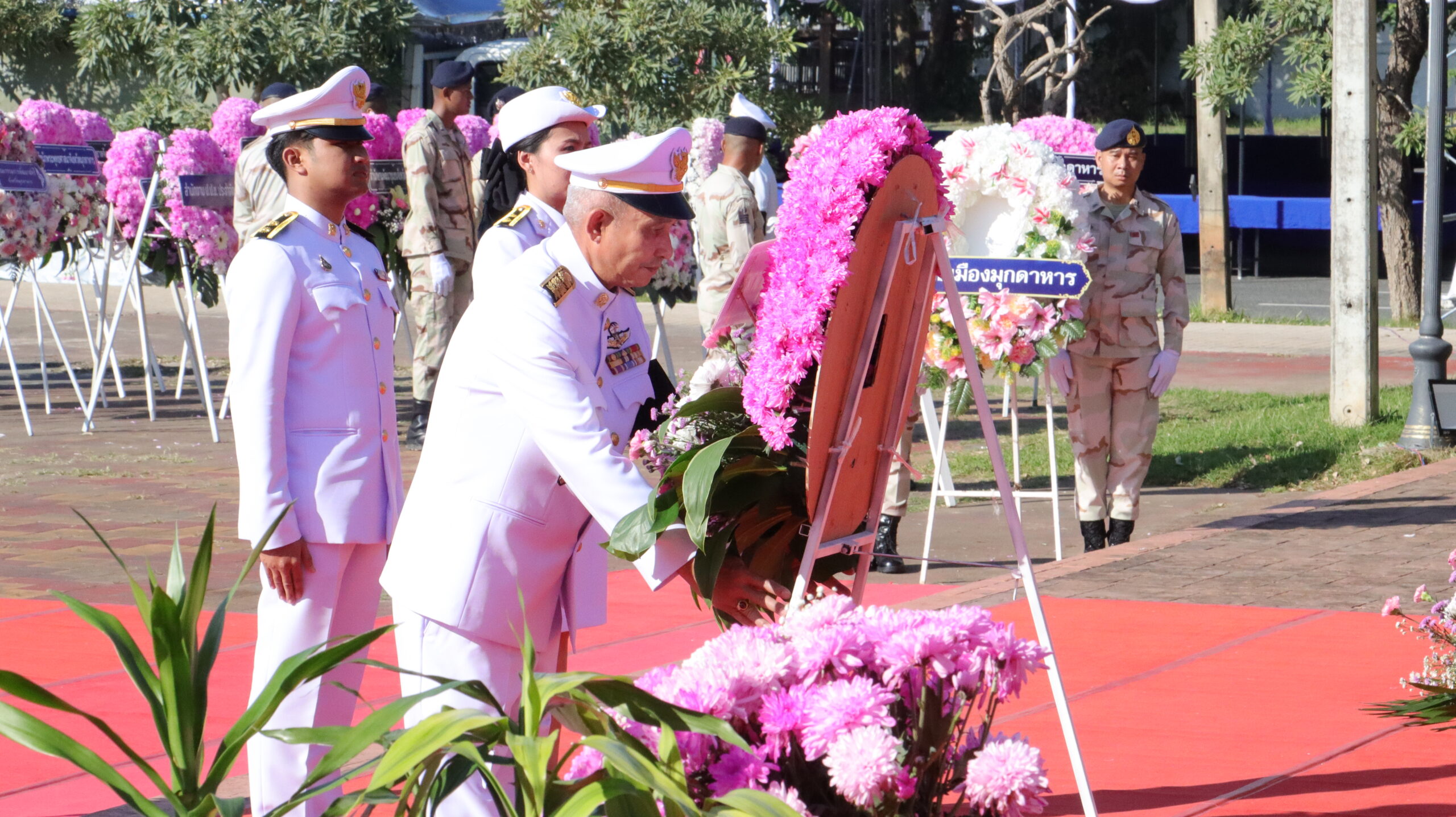 สพม.มุกดาหาร ร่วมพิธีทำบุญตักบาตรและวางพวงมาลาถวายราชสักการะ เนื่องในวันปิยมหาราช ประจำปี 2569